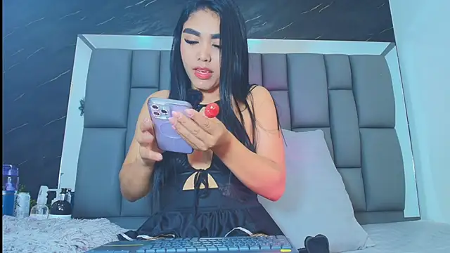 Snapshot of Roxana_gomez chatting on February 1, 2026, 4:44 am Roxana gomez online show from February 1, 2026, 4:44 am