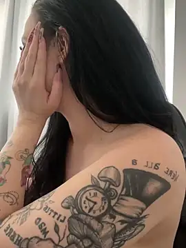 yumi-hot online show from April 15, 2026, 4:36 pm