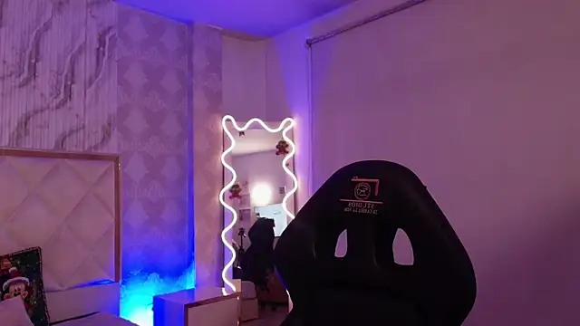 Naomy tay1 online show from December 2, 2025, 3:12 am