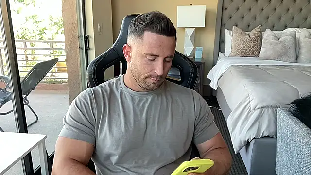 brettmycles28 online show from October 22, 2025, 9:14 pm