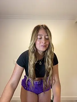 Zara Ross online show from April 14, 2026, 1:33 am