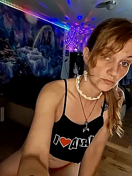 PeachyAriel online show from May 6, 2026, 6:13 pm
