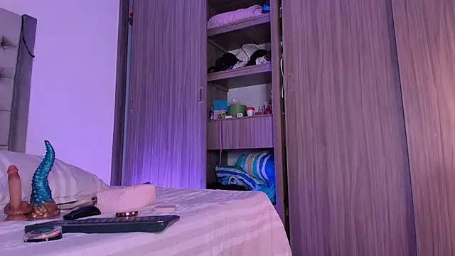 dreamsussi online show from April 18, 2026, 12:25 am