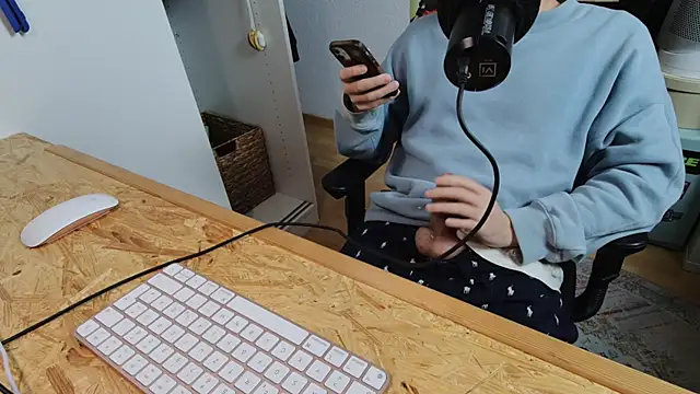 Snapshot of BenReich chatting on November 10, 2025, 8:08 pm BenReich online show from November 10, 2025, 8:08 pm