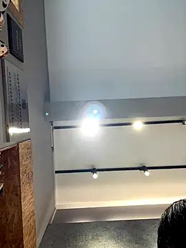 sonwmelt1 online show from September 21, 2025, 6:37 am