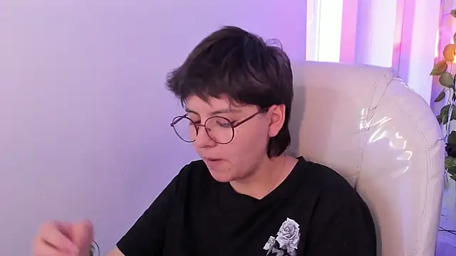 Nathaly ds online show from April 18, 2026, 7:18 pm