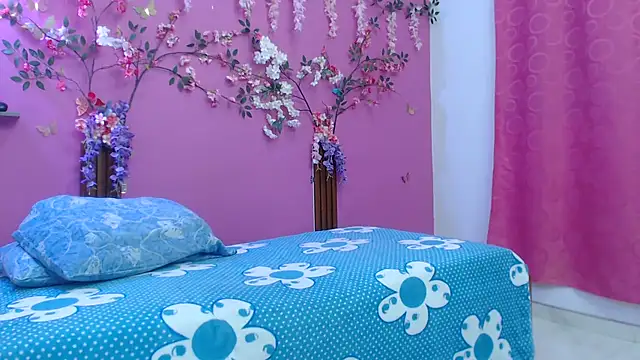 Snapshot of skinnybarbie022 chatting on February 10, 2026, 12:15 am skinnybarbie022 online show from February 10, 2026, 12:15 am