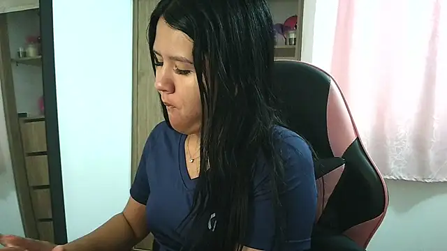 Oliviawatson1 online show from November 3, 2025, 1:23 pm