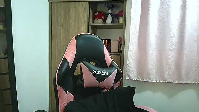 Oliviawatson1 online show from November 7, 2025, 12:49 pm