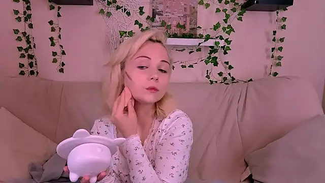 Snapshot of Charlotte_Colinss chatting on September 22, 2025, 5:31 am Charlotte Colinss online show from September 22, 2025, 5:31 am