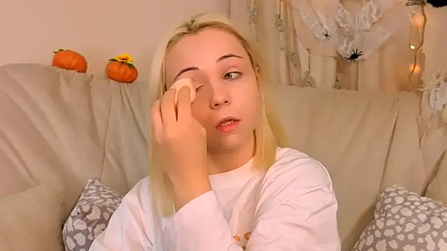 Snapshot of Charlotte_Colinss chatting on October 20, 2025, 5:19 am Charlotte Colinss online show from October 20, 2025, 5:19 am