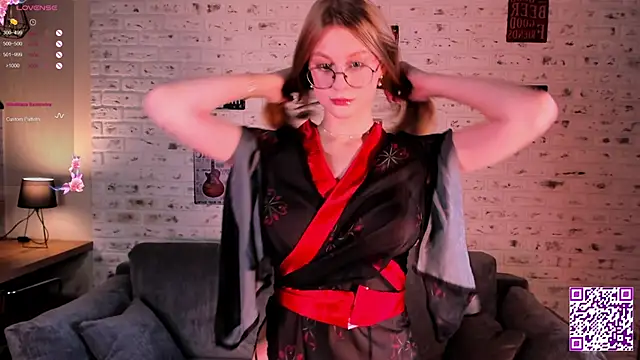 Snapshot of Kiki_Stacy chatting on November 6, 2025, 8:04 am Kiki Stacy online show from November 6, 2025, 8:04 am