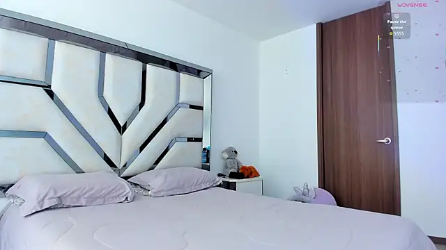 Michelle Ferrerr online show from December 3, 2025, 8:29 pm