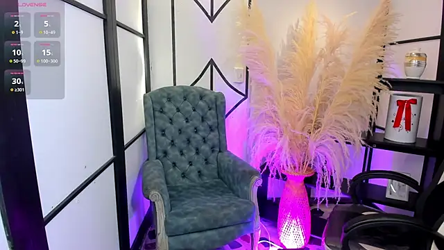 NahomiRichards  online show from February 25, 2026, 4:22 am