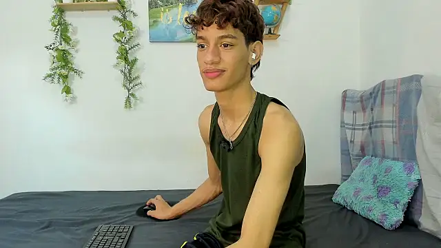 Snapshot of Peterfrost19 chatting on October 3, 2025, 10:07 pm Peterfrost19 online show from October 3, 2025, 10:07 pm