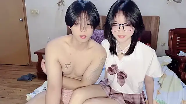 Snapshot of Crush-1 chatting on October 3, 2025, 4:48 pm Crush-1 online show from October 3, 2025, 4:48 pm