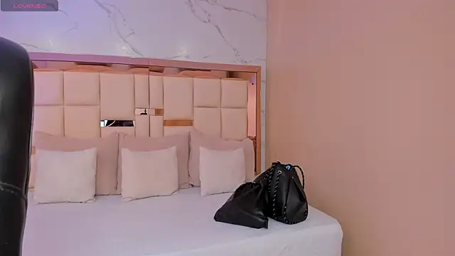 julieta rosee online show from April 8, 2026, 9:37 pm