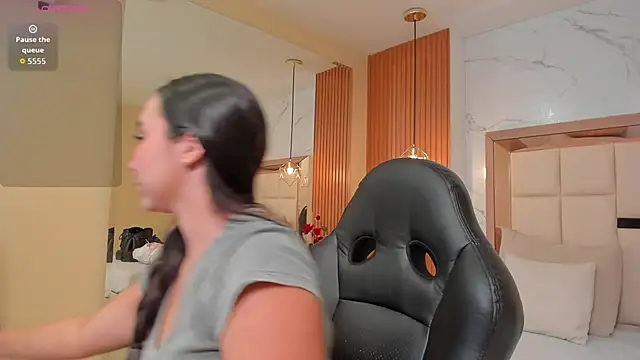 julieta rosee online show from June 1, 2026, 10:33 pm