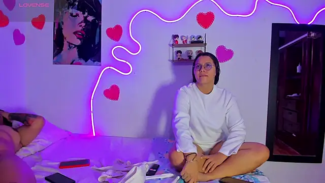 Dilan and Mia online show from April 1, 2026, 11:02 pm