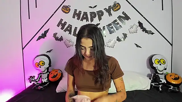 MiahCornell  online show from November 1, 2025, 7:05 pm