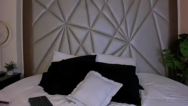 MeganHoffmaan online show from November 19, 2025, 3:28 am