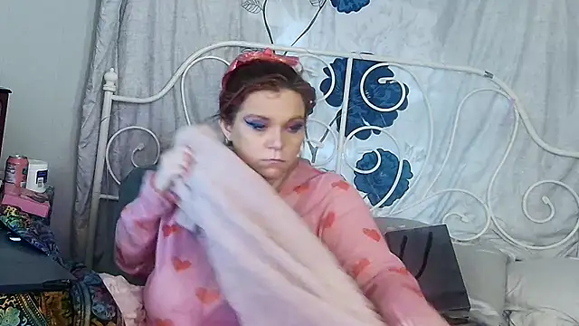 Snapshot of g0lden_are0las89 chatting on April 18, 2026, 6:45 pm g0lden are0las89 online show from April 18, 2026, 6:45 pm