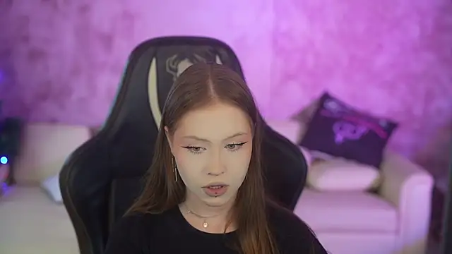 Esmie Smile online show from January 10, 2026, 12:01 am