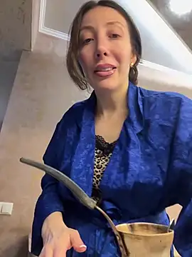 HellaryTourent online show from February 6, 2026, 5:49 pm