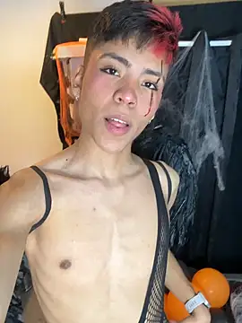 MaxiWildd online show from October 31, 2025, 1:45 pm