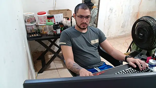 Snapshot of Leonino231 chatting on October 10, 2025, 4:39 pm Leonino231 online show from October 10, 2025, 4:39 pm