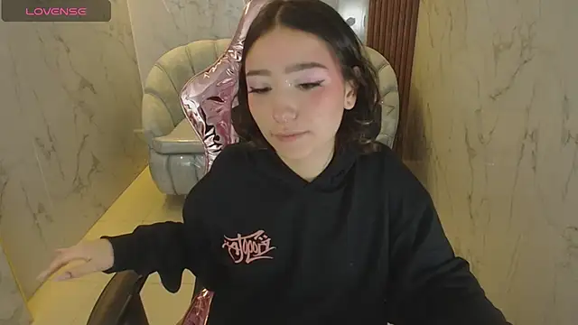 venuss09 s online show from December 14, 2025, 1:49 pm