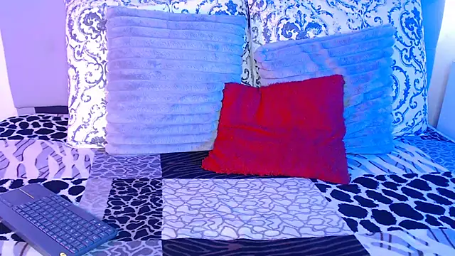 pocahontamoon online show from April 16, 2026, 9:39 pm