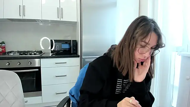 marylips online show from December 18, 2025, 10:54 am