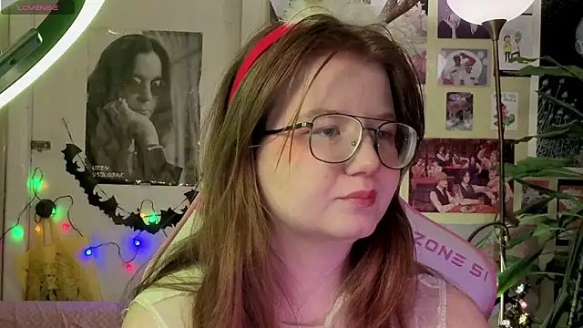 Sienna-Cow online show from December 15, 2025, 5:28 pm