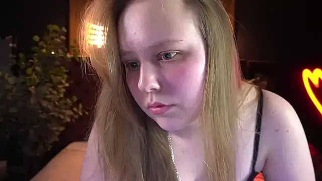 Snapshot of CrystallPaws chatting on May 5, 2026, 6:21 am CrystallPaws online show from May 5, 2026, 6:21 am
