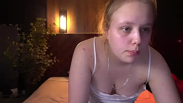 Snapshot of CrystallPaws chatting on May 7, 2026, 5:35 am CrystallPaws online show from May 7, 2026, 5:35 am