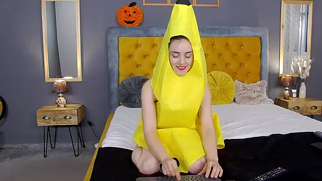 Jessica White  online show from October 30, 2025, 4:58 am