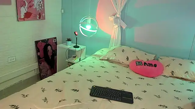 Hannahpage online show from October 28, 2025, 12:09 pm