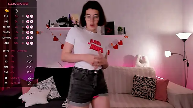 BellaCaress online show from November 25, 2025, 2:33 am