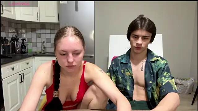 flowerscouple online show from March 1, 2026, 10:01 pm