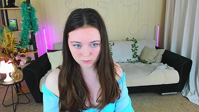 AlluringLookk online show from November 28, 2025, 4:42 pm