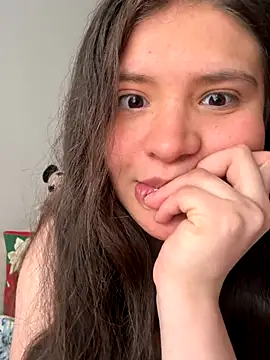 Emilyybennet  online show from November 18, 2025, 9:30 pm