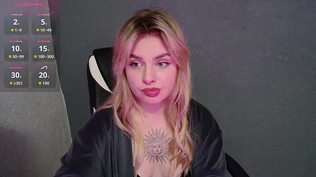 Snapshot of AngelicaHollywood chatting on October 9, 2025, 8:18 pm AngelicaHollywood online show from October 9, 2025, 8:18 pm