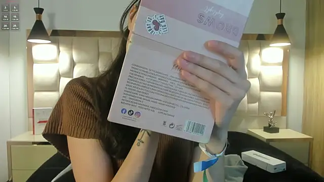 Emilia Bons online show from March 2, 2026, 1:40 pm