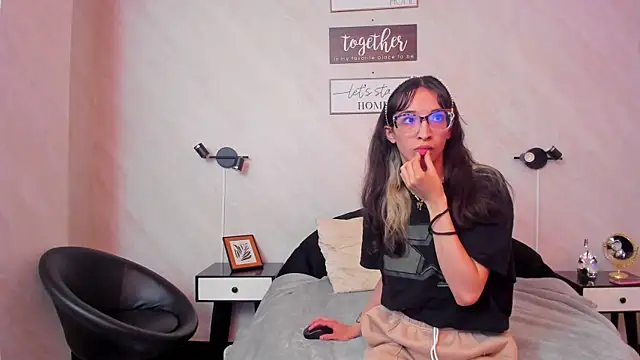 Emilia Bons online show from April 8, 2026, 12:49 pm