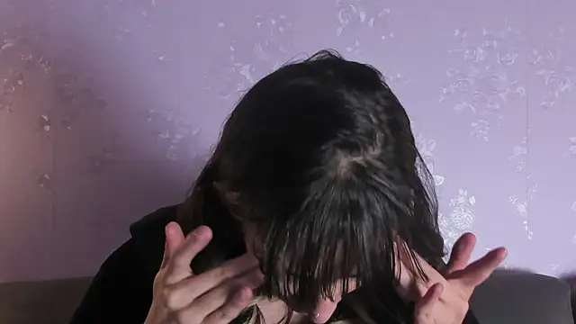 Emilia Bons online show from April 14, 2026, 12:55 pm