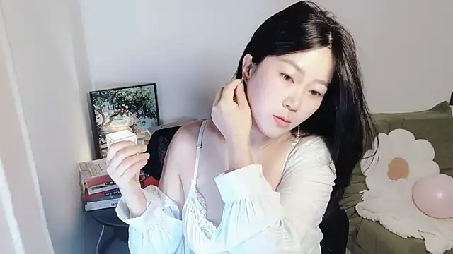 Emmaq996 online show from November 9, 2025, 2:32 am