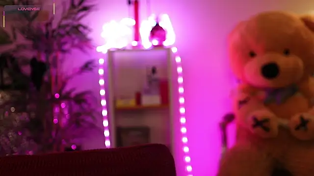 NovaHollisx online show from April 5, 2026, 4:42 am