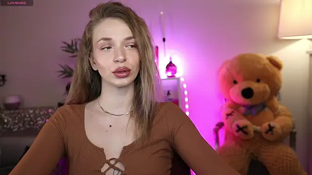 NovaHollisx online show from April 22, 2026, 4:37 am