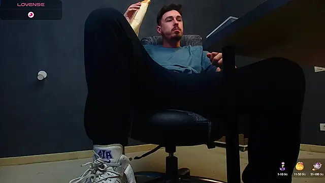 EnzoRace online show from October 3, 2025, 5:04 am